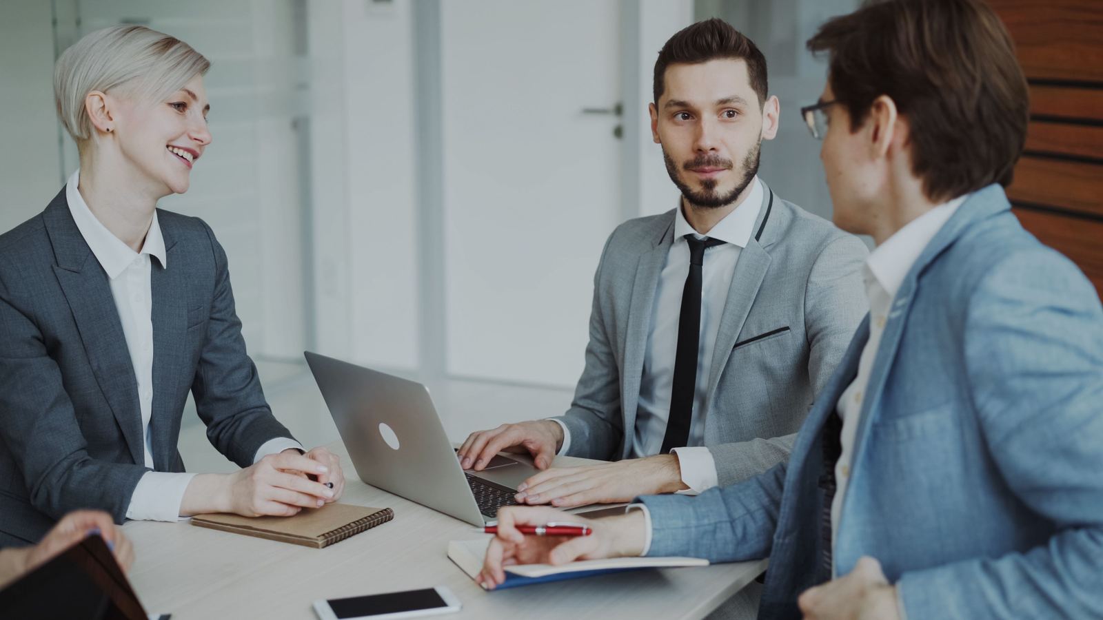 Equipo de ventas y preventa en una sesión de trabajo