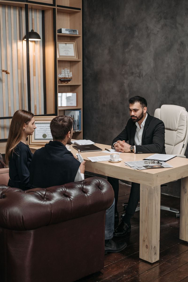 Equipo de ventas en conversación con cliente