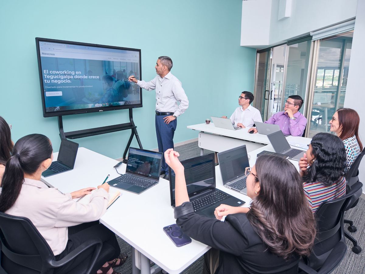 Ingeniero de preventa trabajando en una solución técnica